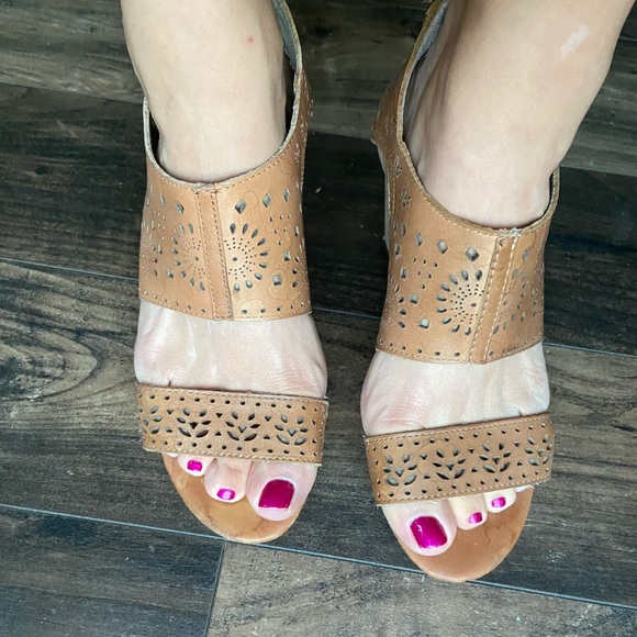 BCBG Nude Leather Wedges - Picture 4 of 7